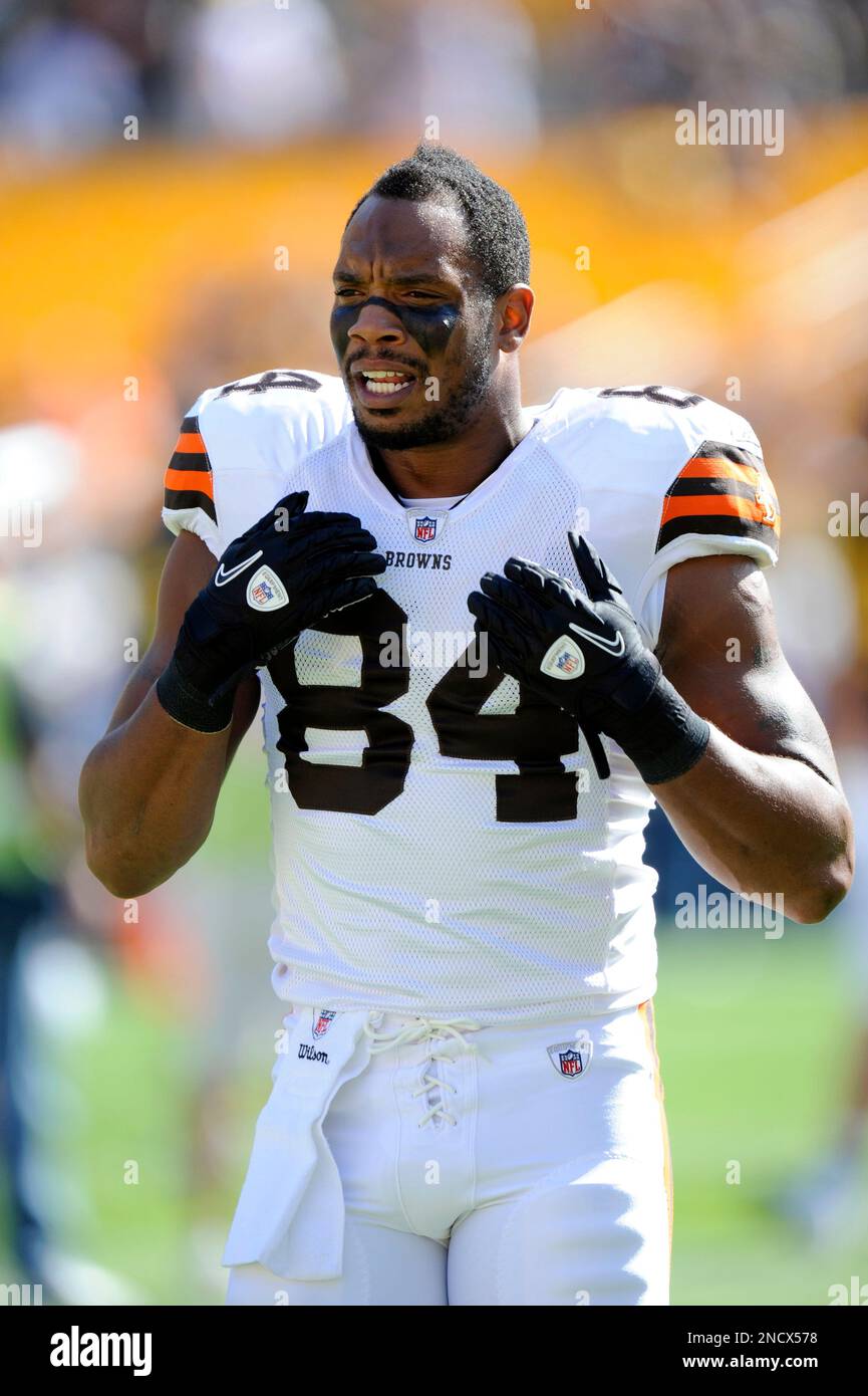 Cleveland Browns tight end Robert Royal bobbles the ball in the