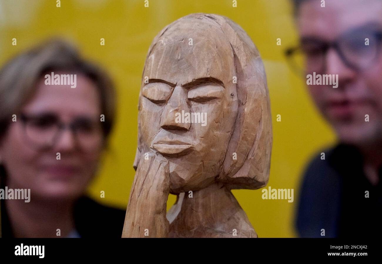 Chemnitz, Germany. 15th Feb, 2023. Barbara Klepsch (CDU, l), Minister of Culture of the State of Saxony, and Frederic Bussmann, Director of the Chemnitz Art Collections, stand behind the wooden sculpture 'Standing' by the artist Erich Heckel from 1920. The sculpture was acquired for the Chemnitz Art Collections. Credit: Sebastian Willnow/dpa/ZB - ATTENTION: Only for editorial use in connection with current reporting and only in full format/dpa/Alamy Live News Stock Photo