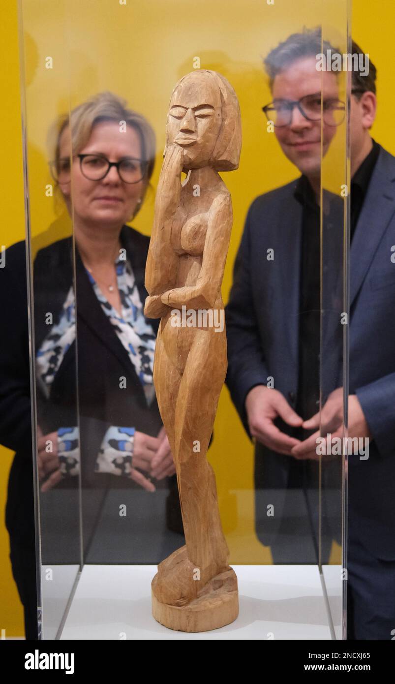 Chemnitz, Germany. 15th Feb, 2023. Barbara Klepsch (CDU, l), Minister of Culture of the State of Saxony, and Frederic Bussmann, Director of the Chemnitz Art Collections, stand behind the wooden sculpture 'Standing' by the artist Erich Heckel from 1920. The sculpture was acquired for the Chemnitz Art Collections. Credit: Sebastian Willnow/dpa/ZB - ATTENTION: Only for editorial use in connection with current reporting and only in full format/dpa/Alamy Live News Stock Photo