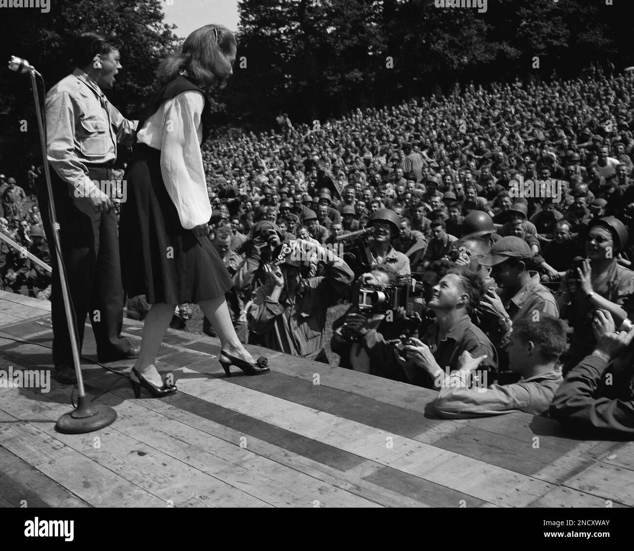 Dinah Shore, radio, stage and screen singer, on stage at camp of Ninth ...