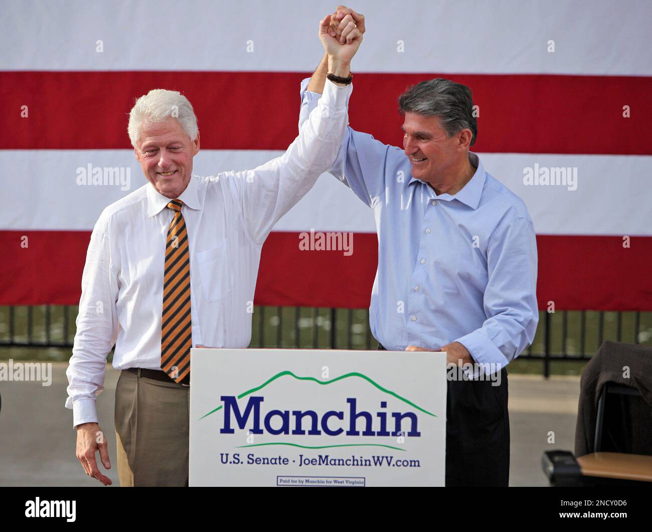 Bill Clinton, left, and West Virginia Governor Joe Manchin reacts