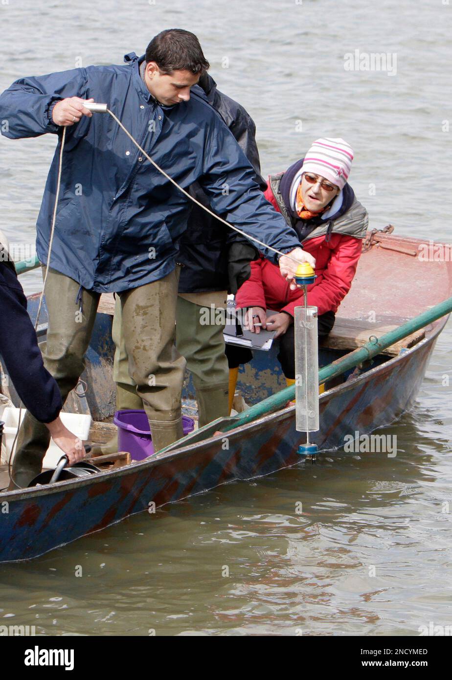 biologists-of-the-romanian-waters-authority-collect-samples-from-the