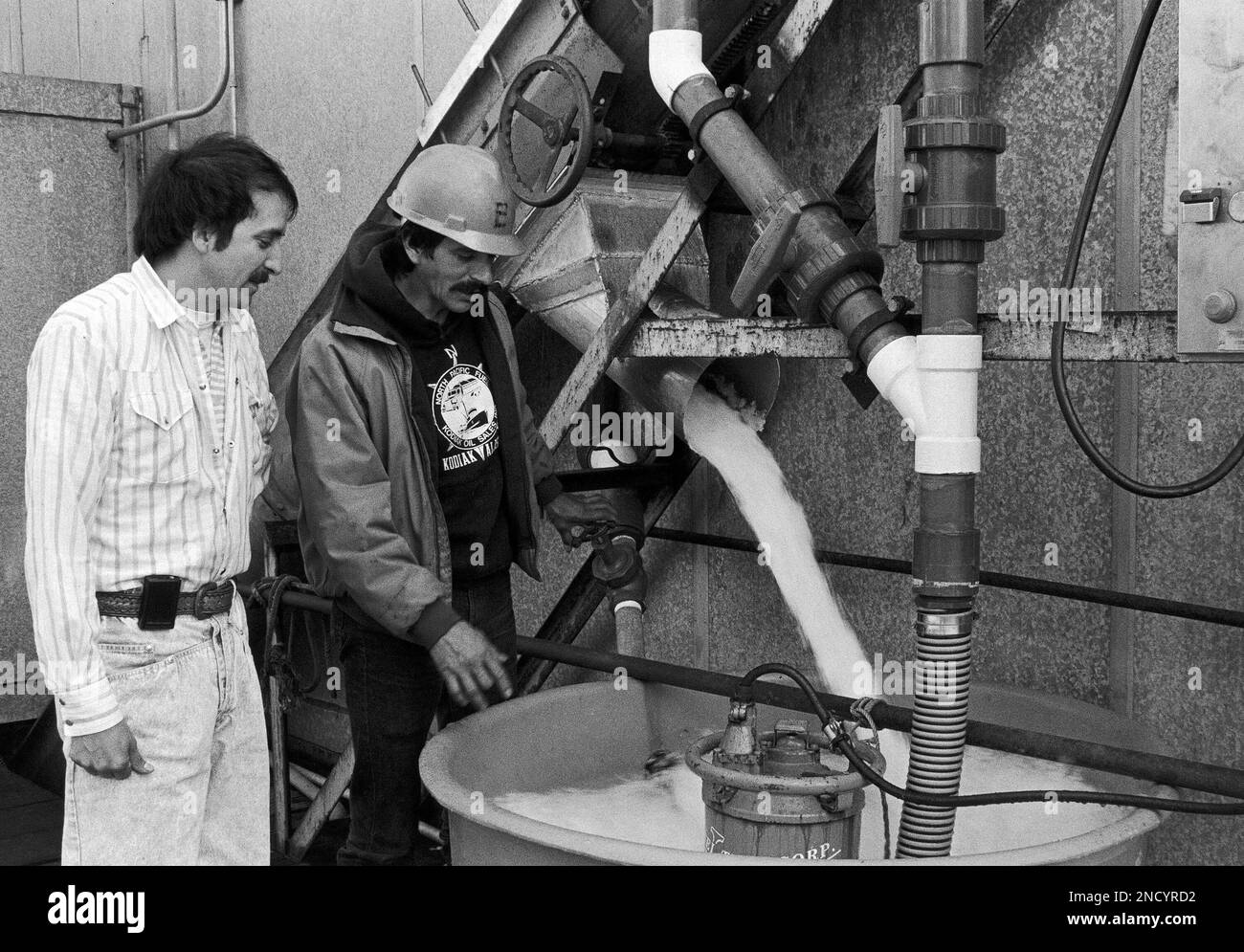 Gabriel Saravia, left, and a dock foreman, Enrique Perez, check the