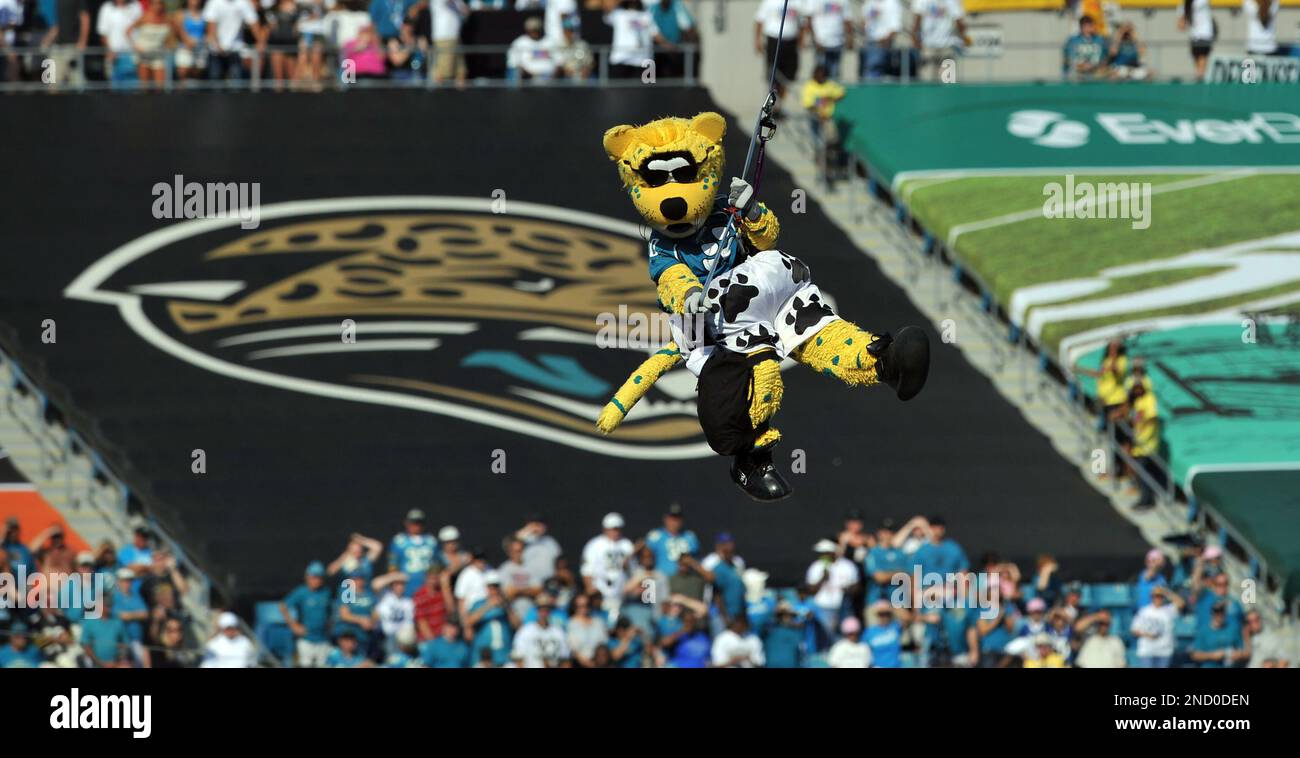 The Jacksonville Jaguars mascot Jaxson perform during a NFL football ...