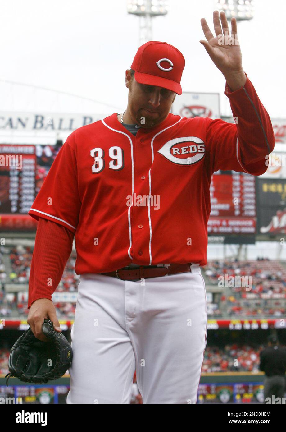 Los Angeles Dodgers' Greg Maddux pitches against the Cincinnati Reds during  the first inning of a baseball game in Los Angeles on Wednesday, Aug. 30,  2006.(AP Photo/Francis Specker Stock Photo - Alamy