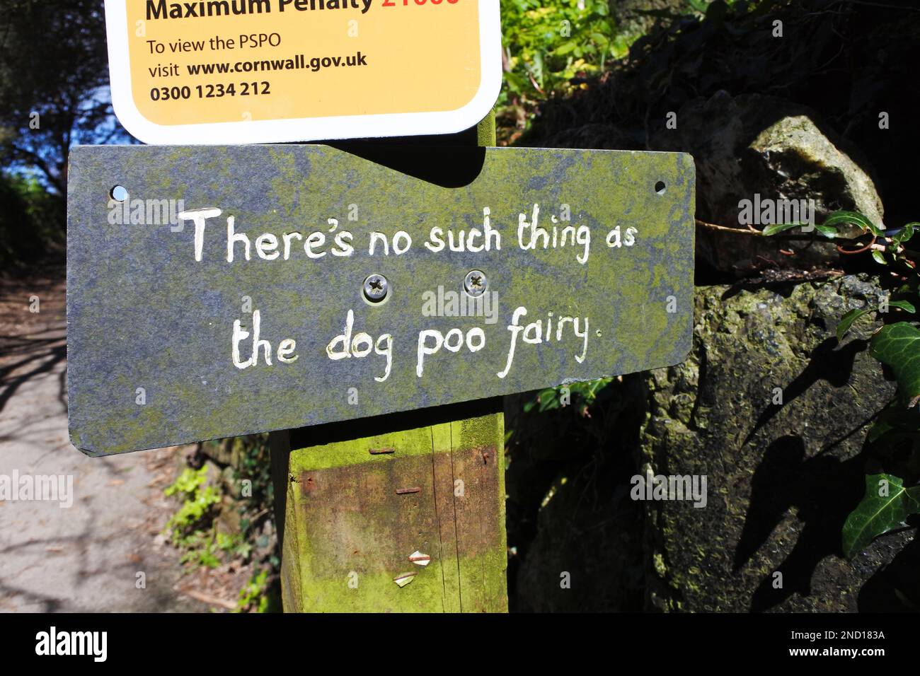Polite notice requesting dog owners pict up their dogs poo - John Gollop Stock Photo
