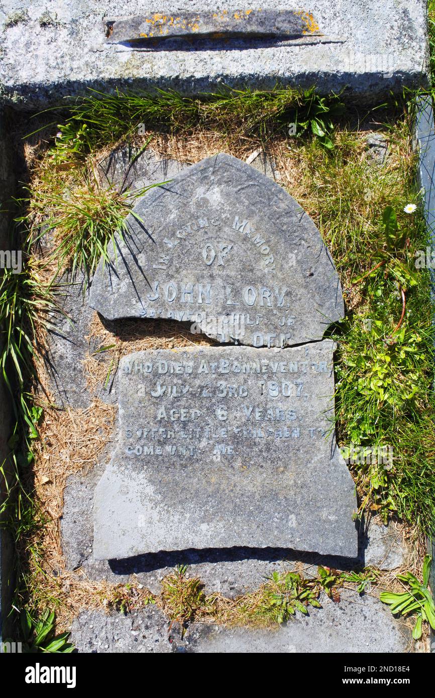 Broken gravestone marking the death of a six year old child, Grade Church, Cadgwith, Cornwall, UK - John Gollop Stock Photo