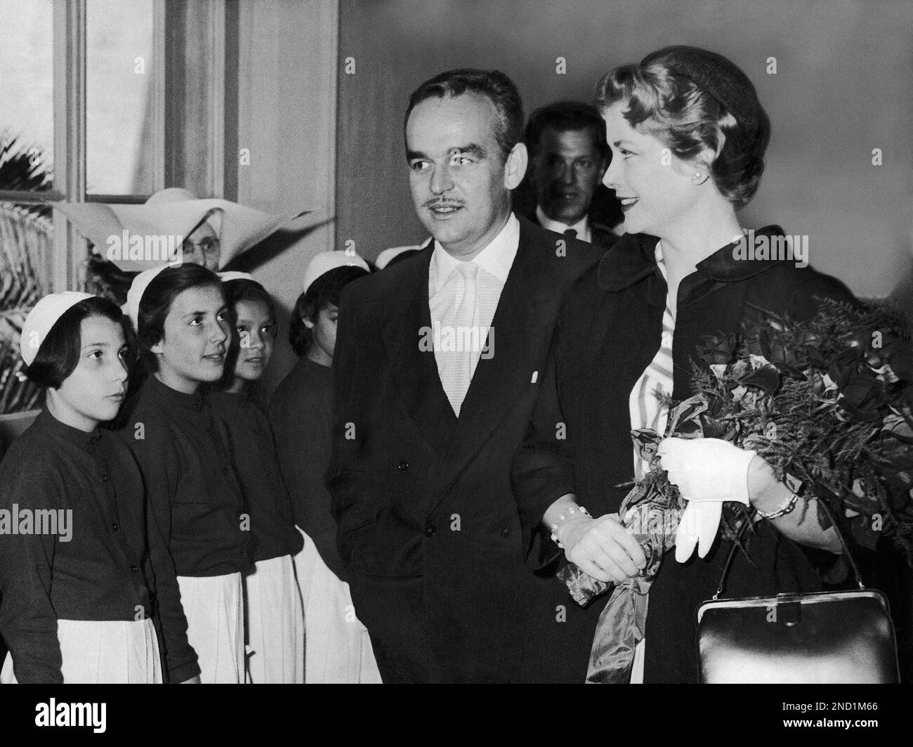 Princess Grace of Monaco wearing new short hair length, she adopted the