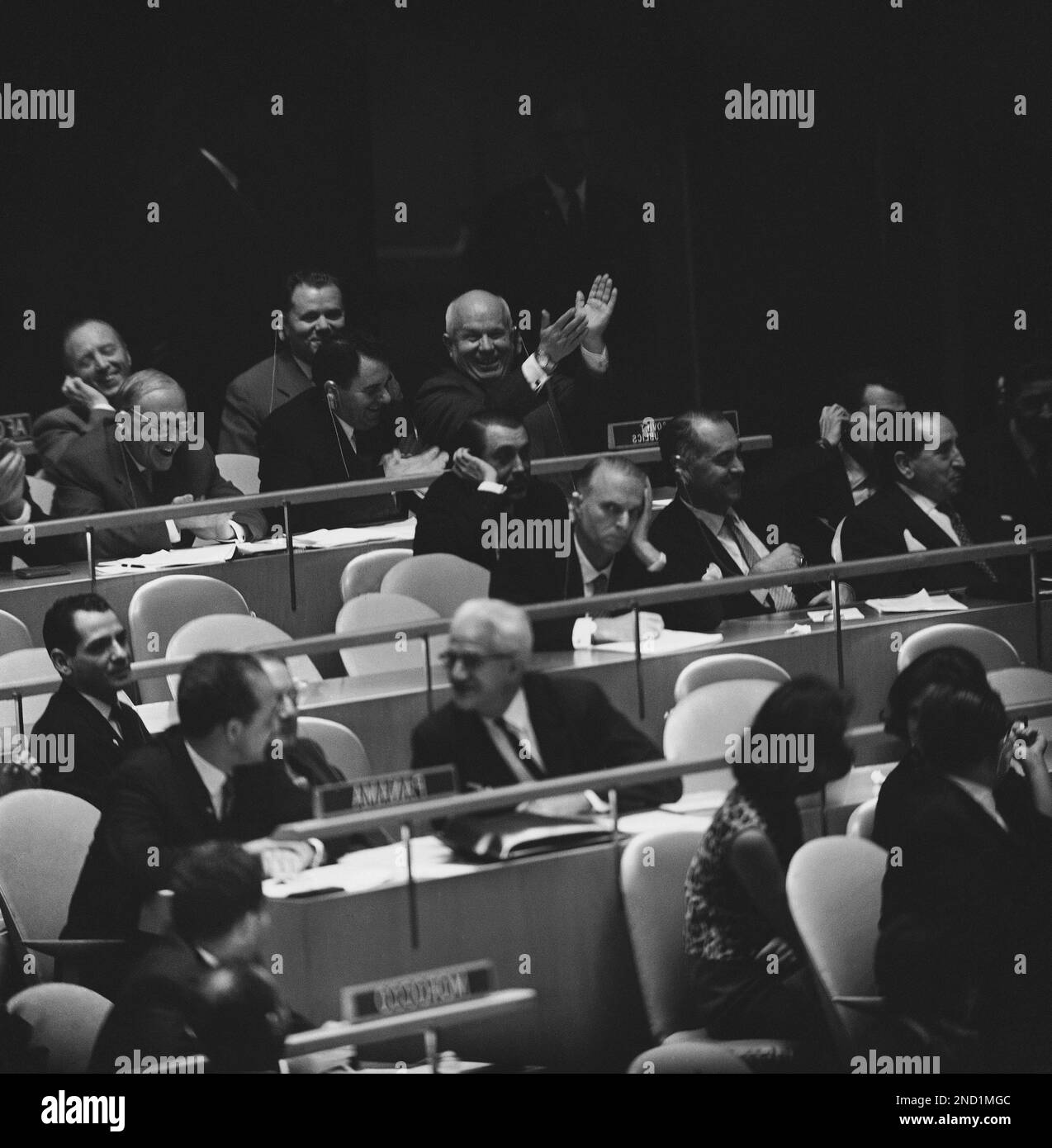 Tort oyoqdagi sarkma kokraklarning porno suratlari