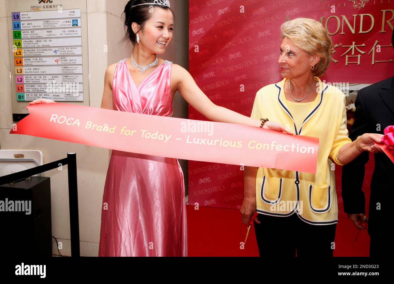 Washington State Gov. Chris Gregoire, right, speaks with a Chinese