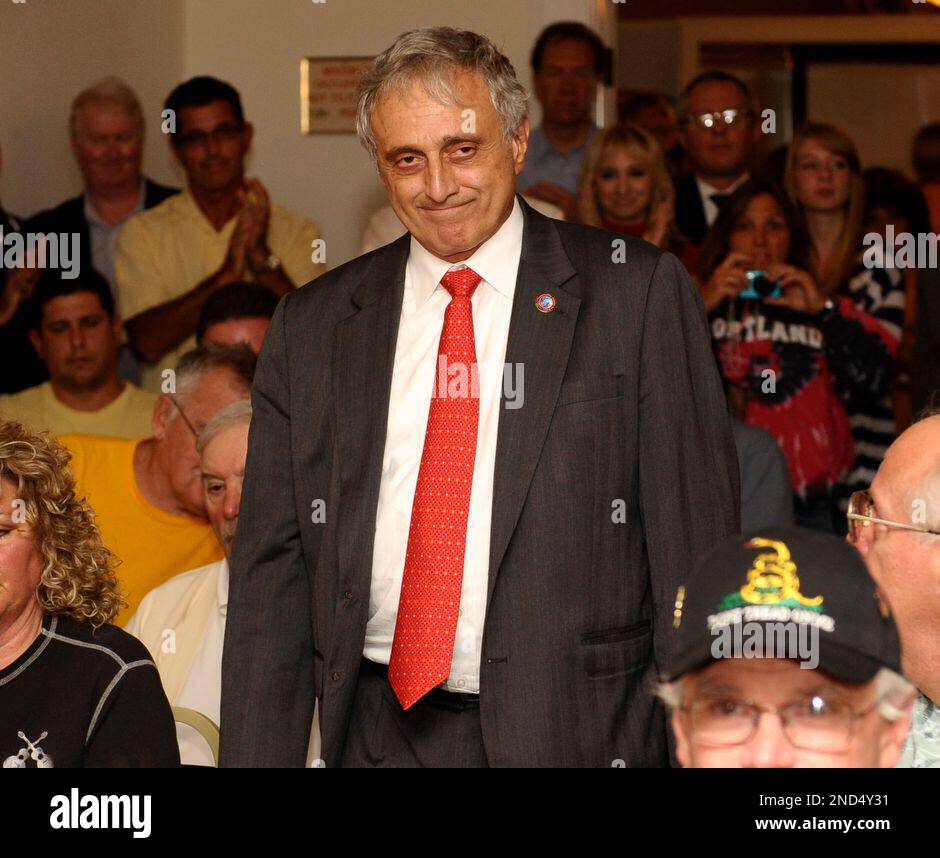 Republican gubernatorial hopeful Carl Paladino responds to applause at