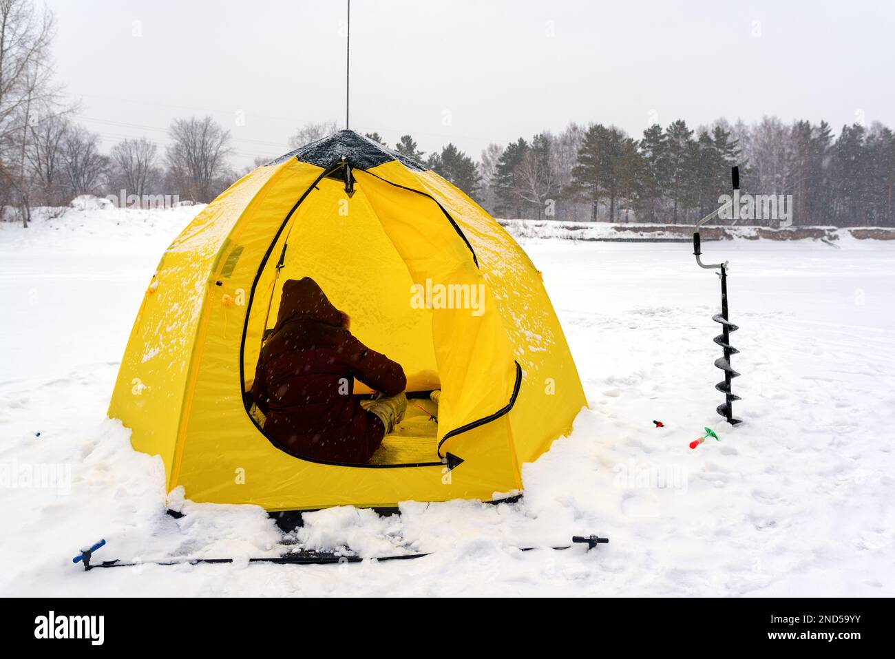 Fishing ice tent hi-res stock photography and images - Alamy