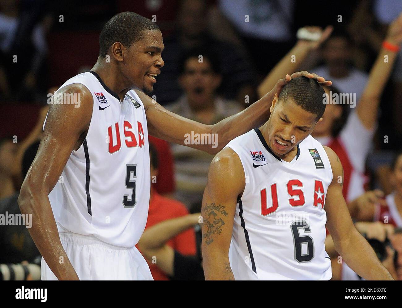 USA's Kevin Durant, left, congratulates Derrick Rose after scoring during  the preliminary round of the World Basketball Championship, Monday, Aug.  30, 2010, in Istanbul, Turkey. (AP Photo/Mark J. Terrill Stock Photo - Alamy