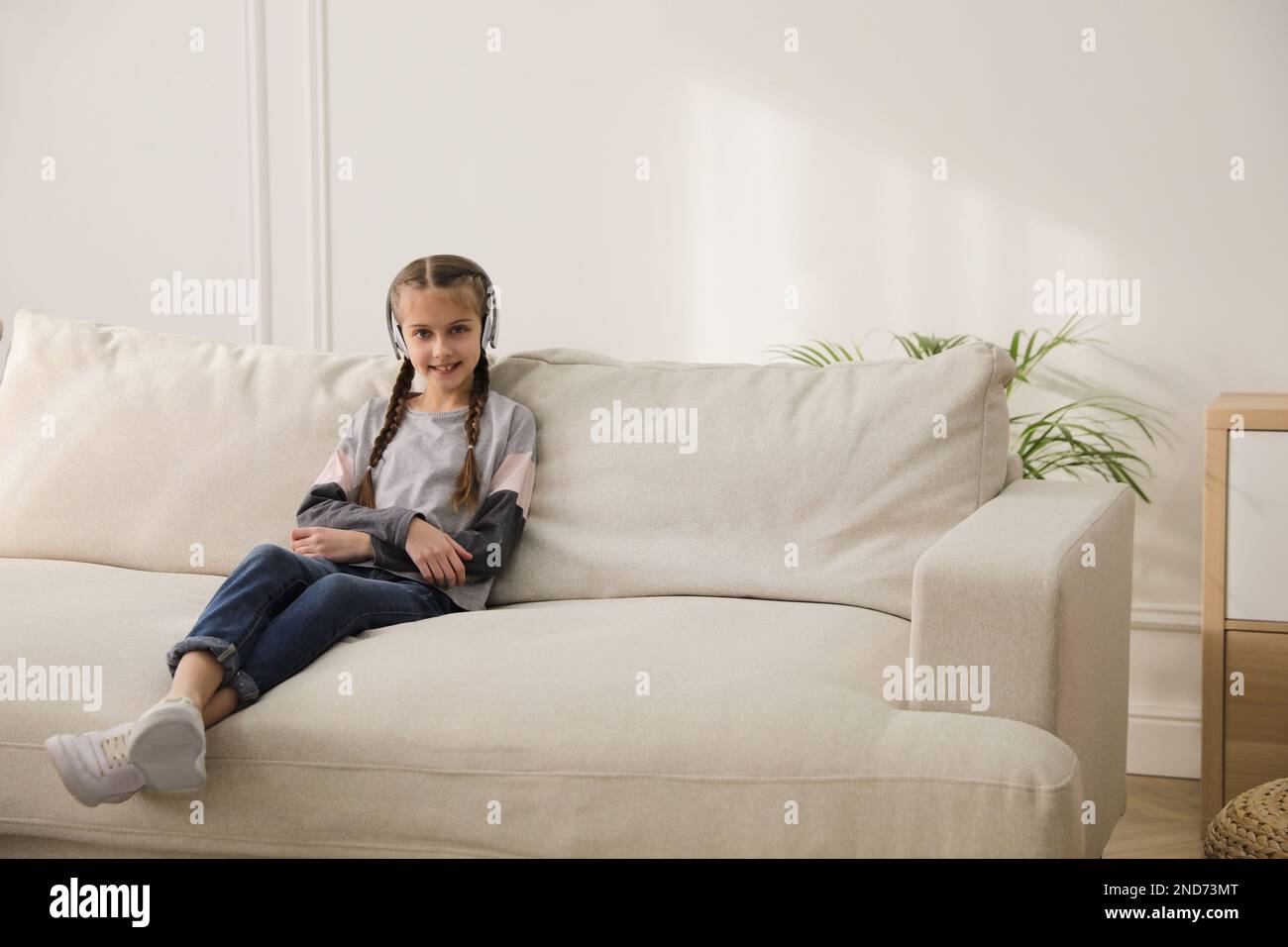 Preteen girl in living room hi-res stock photography and images - Alamy