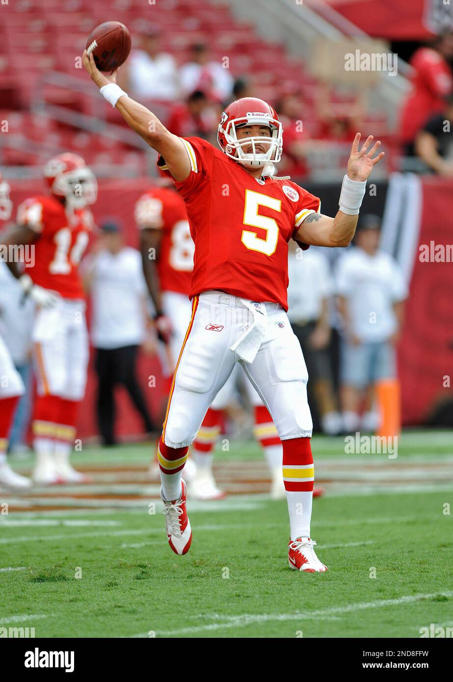 Kansas City Chiefs quarterback Bill Stull warms up before a NFL preseason  football game Saturday, Aug 21, 2010 in Tampa, Fla. (AP Photo/Steve Nesius  Stock Photo - Alamy