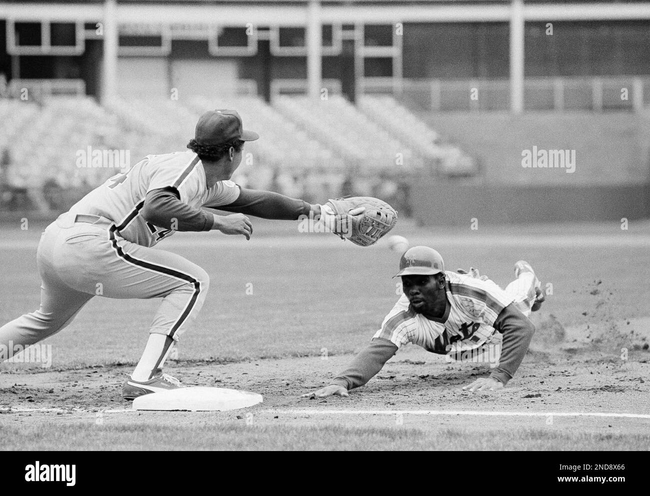 New York Mets centerfielder Mookie Wilson, left, loses his batting