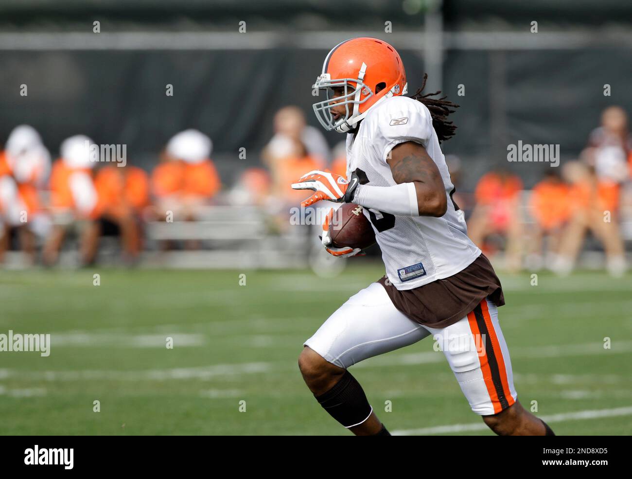 Cleveland Browns wide receiver Josh Cribbs returns a kick during