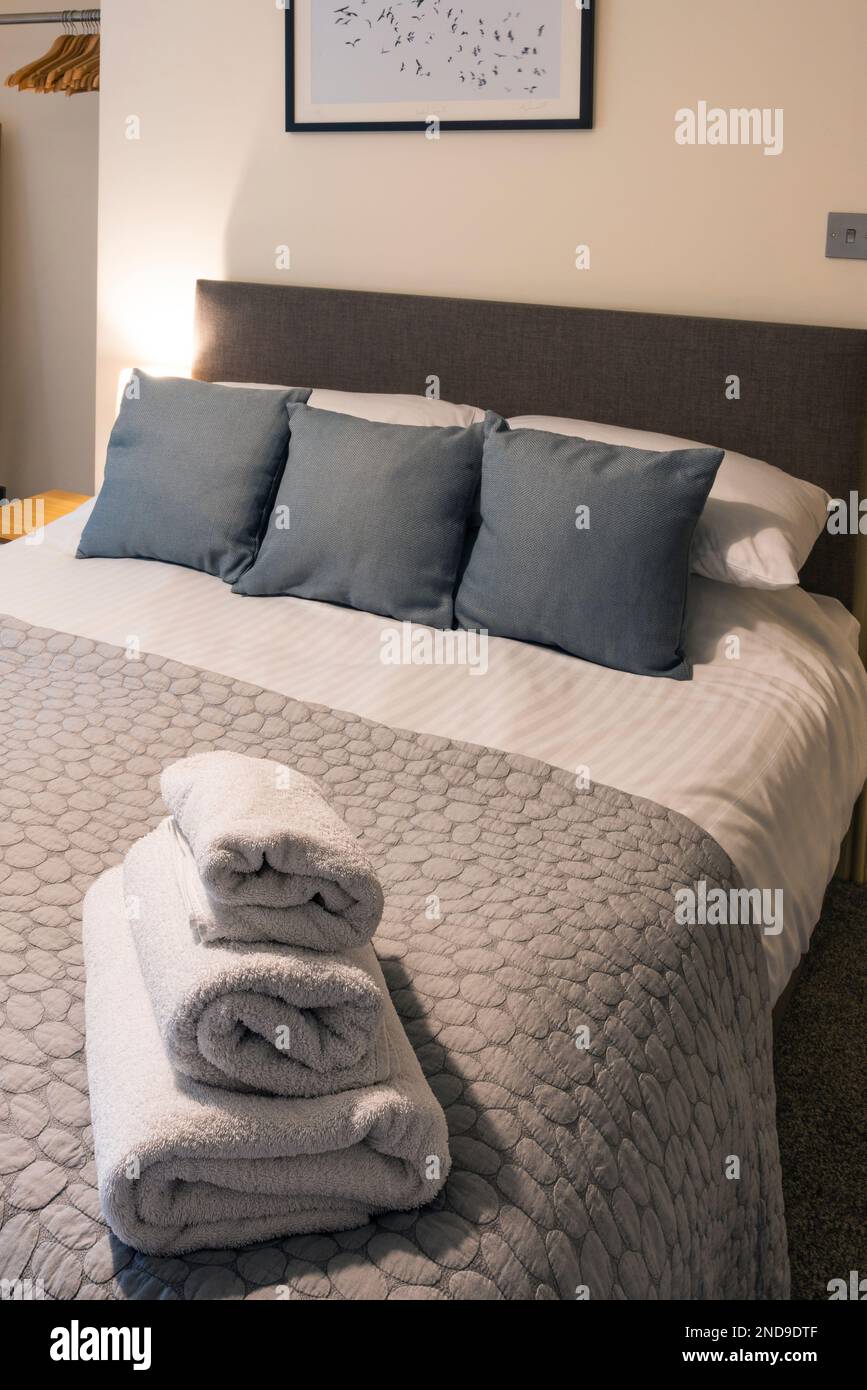 A bedroom in an airbnb property available for rent in Newquay in