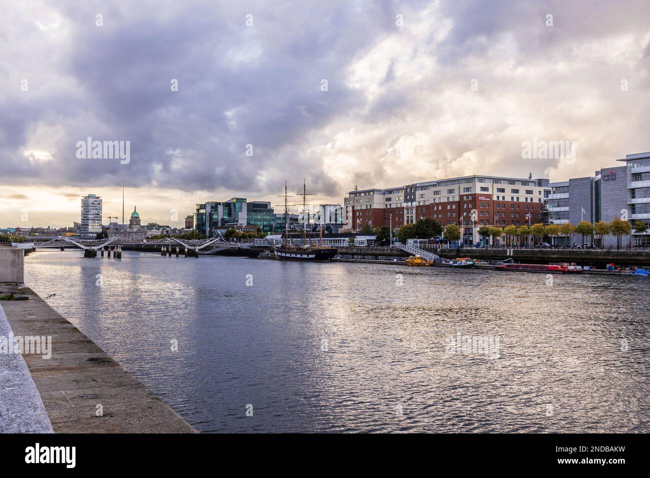 Night view of river liffey hi-res stock photography and images - Alamy