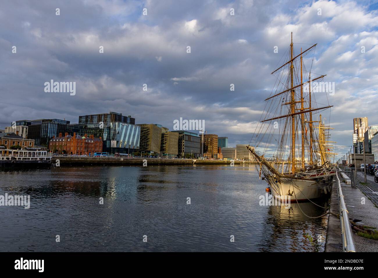 Beautiful dublin river liffey night hi-res stock photography and images ...