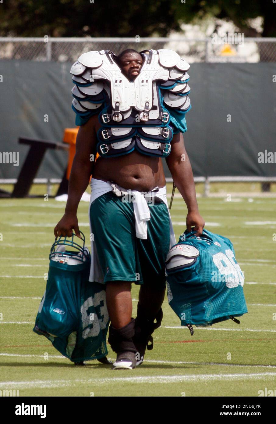 Miami Dolphins defensive tackle Travis Ivey carries some of his teammates  gear after NFL football training camp, Sunday, Aug. 1, 2010 in Davie, Fla.  (AP Photo/Wilfredo Lee Stock Photo - Alamy