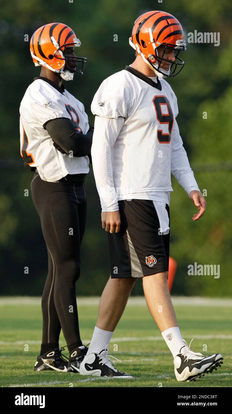 Cincinnati Bengals linebacker Rey Maualuga adjusts his hair during practice  at NFL football training camp on Wednesday, Aug. 10, 2011, in Georgetown,  Ky. (AP Photo/Al Behrman Stock Photo - Alamy