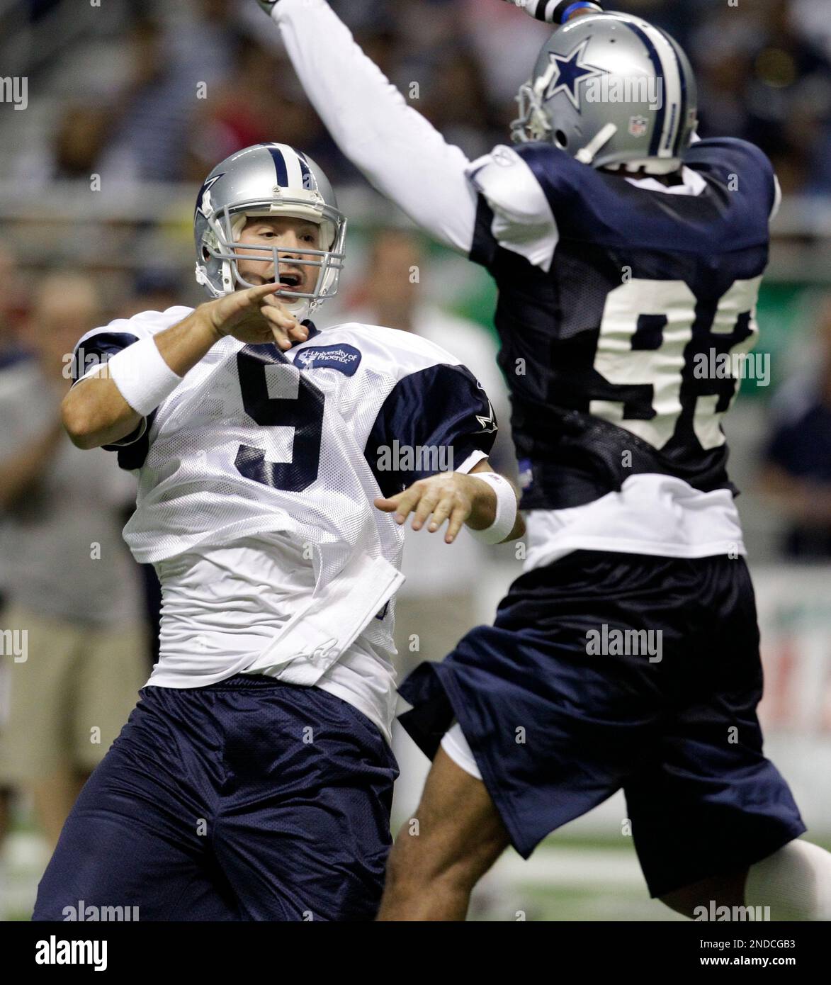 Dallas Cowboys quarterback Tony Romo (9) calls out the play during the  Cowboy's 26-20 victory over the Chiefs at Arrowhead Stadium. (Credit Image:  © Jacob Paulsen/Southcreek Global/ZUMApress.com Stock Photo - Alamy