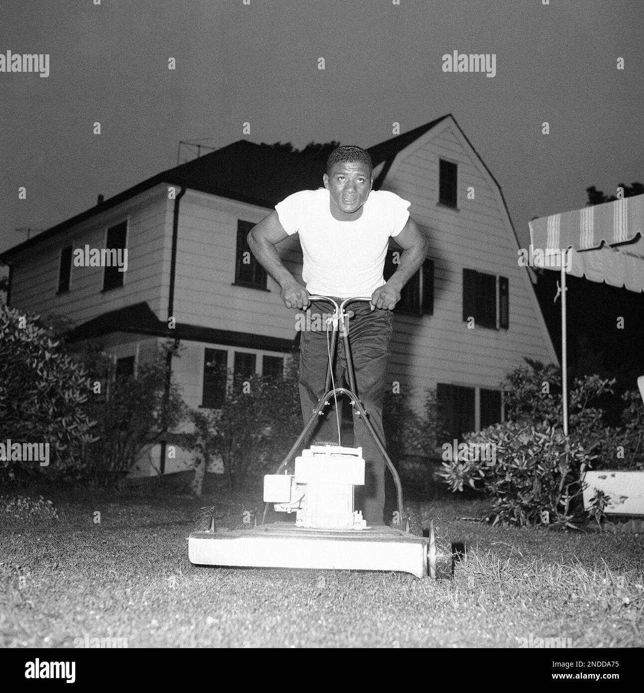 https://c8.alamy.com/comp/2NDDA75/ex-heavyweight-champion-floyd-patterson-mows-lawn-at-his-rockville-centre-ny-homejune-27-1959-patterson-lost-crown-the-night-before-after-being-knocked-down-seven-times-in-third-round-of-fight-at-new-yorks-yankee-stadium-swedens-ingemar-johansson-is-new-champ-ap-photomarty-lederhandler-2NDDA75.jpg