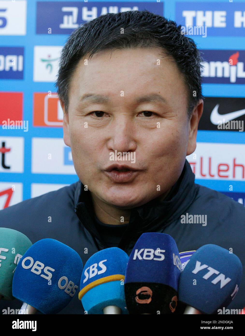 South Korea World Cup soccer team coach Huh Jung-moo, answers reporters' questions before a team training session for their second round of the World Cup soccer match against Uruguay on June 26, at Olympia Park Stdium in Rustenburg, South Africa, Thursday, June 24, 2010. (AP Photo/ Lee Jin-man) Stock Photo