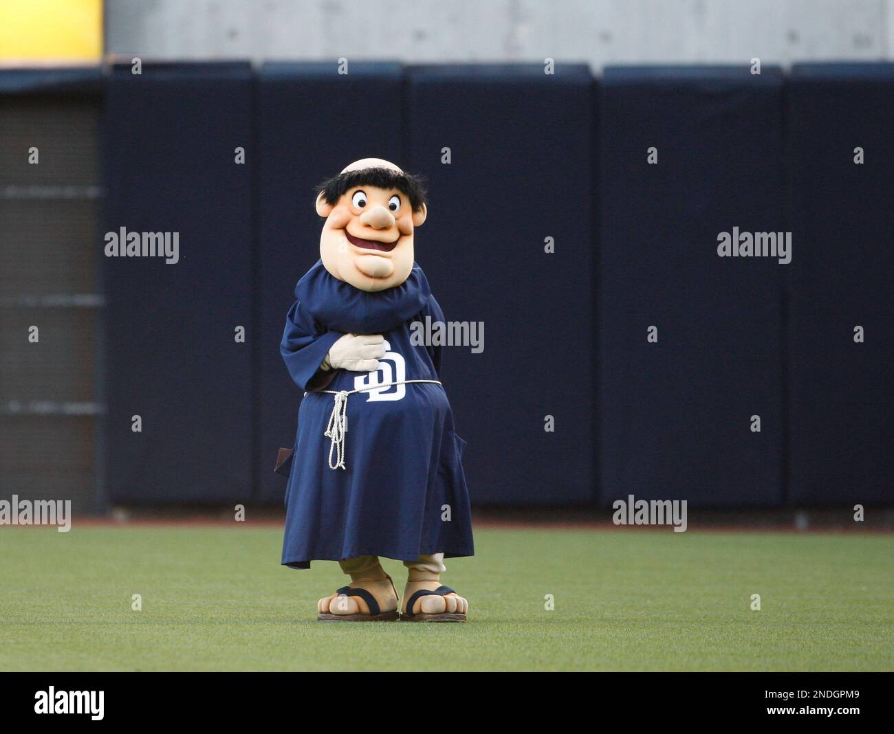 Swinging Friar - San Diego Padres mascot.  San diego padres baseball, San  diego padres, San diego