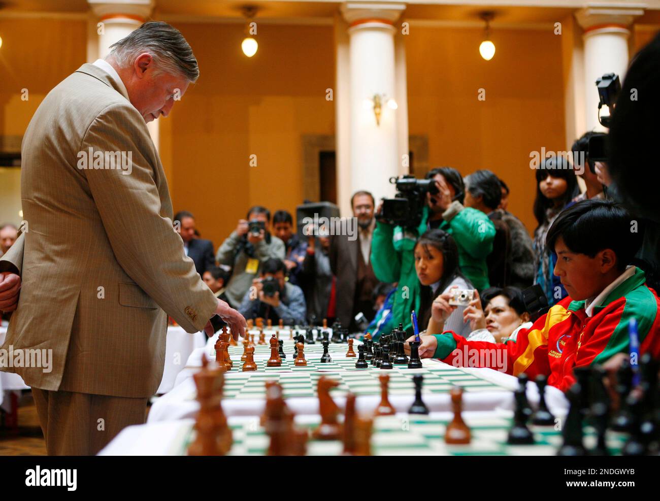 World champion Anatoly Karpov during simultaneous exhibition against young  chess players Stock Photo - Alamy