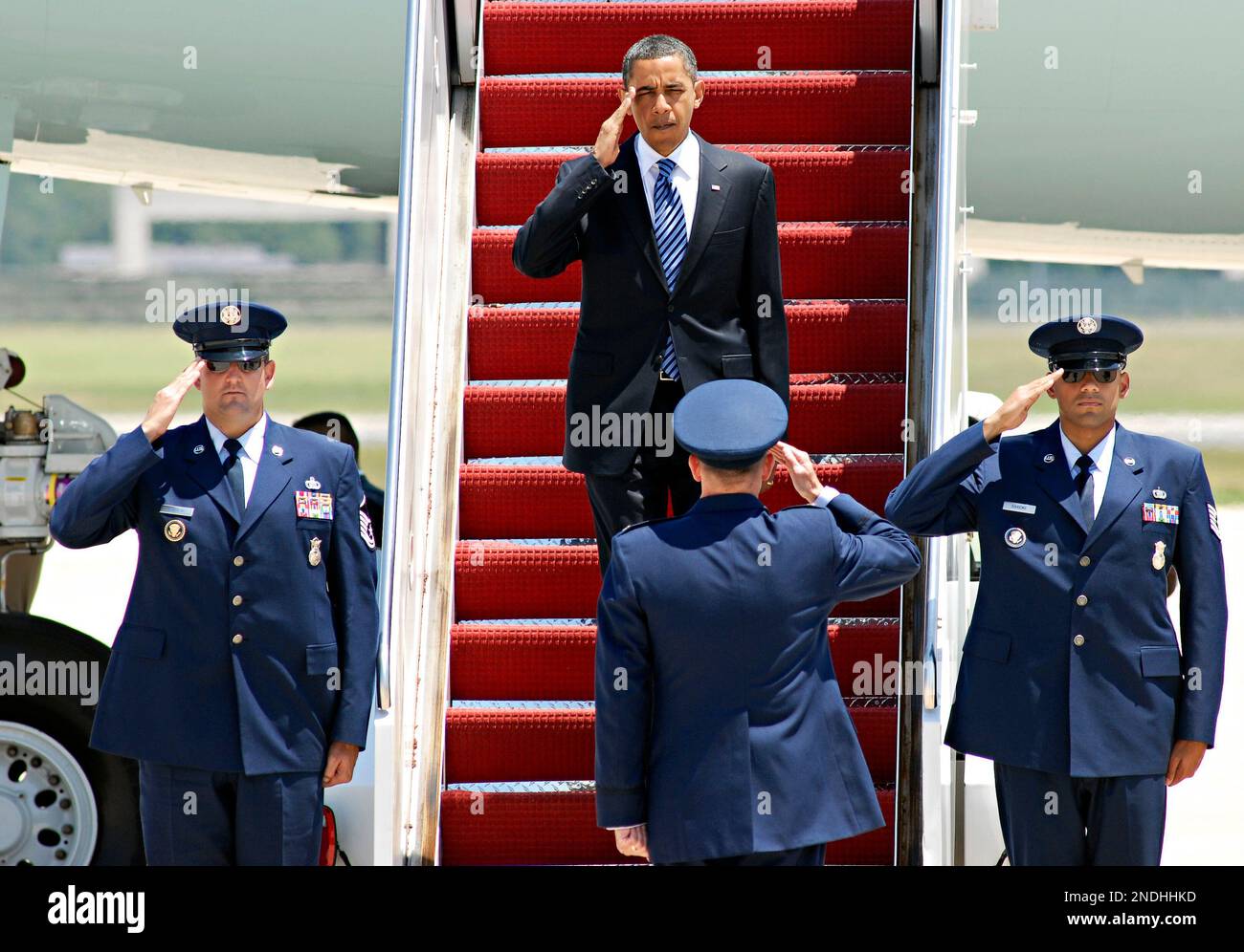 President Barack Obama salutes Col. Ken Rizer, commander, Andrews Air ...