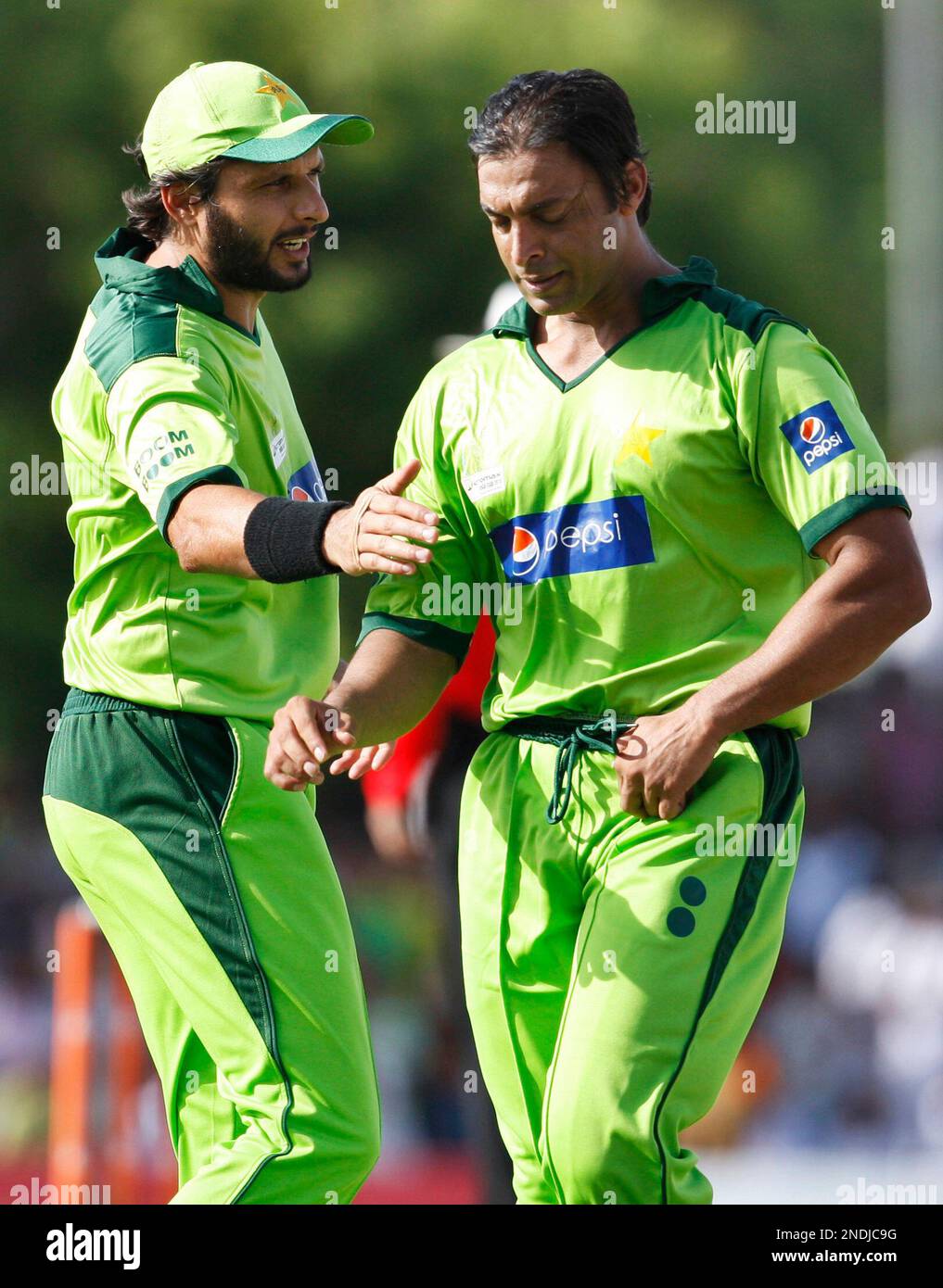 Pakistan s Cricket Team Captain Shahid Afridi Left Talks To His Pakistan s Cricket Team Captain Shahid Afridi Left Talks To His