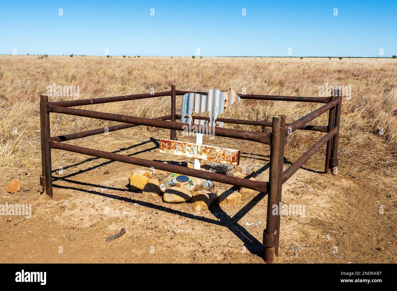 Lone grave in the Outback along the Burketown to Normanton road, Queensland, QLD, Australia Stock Photo