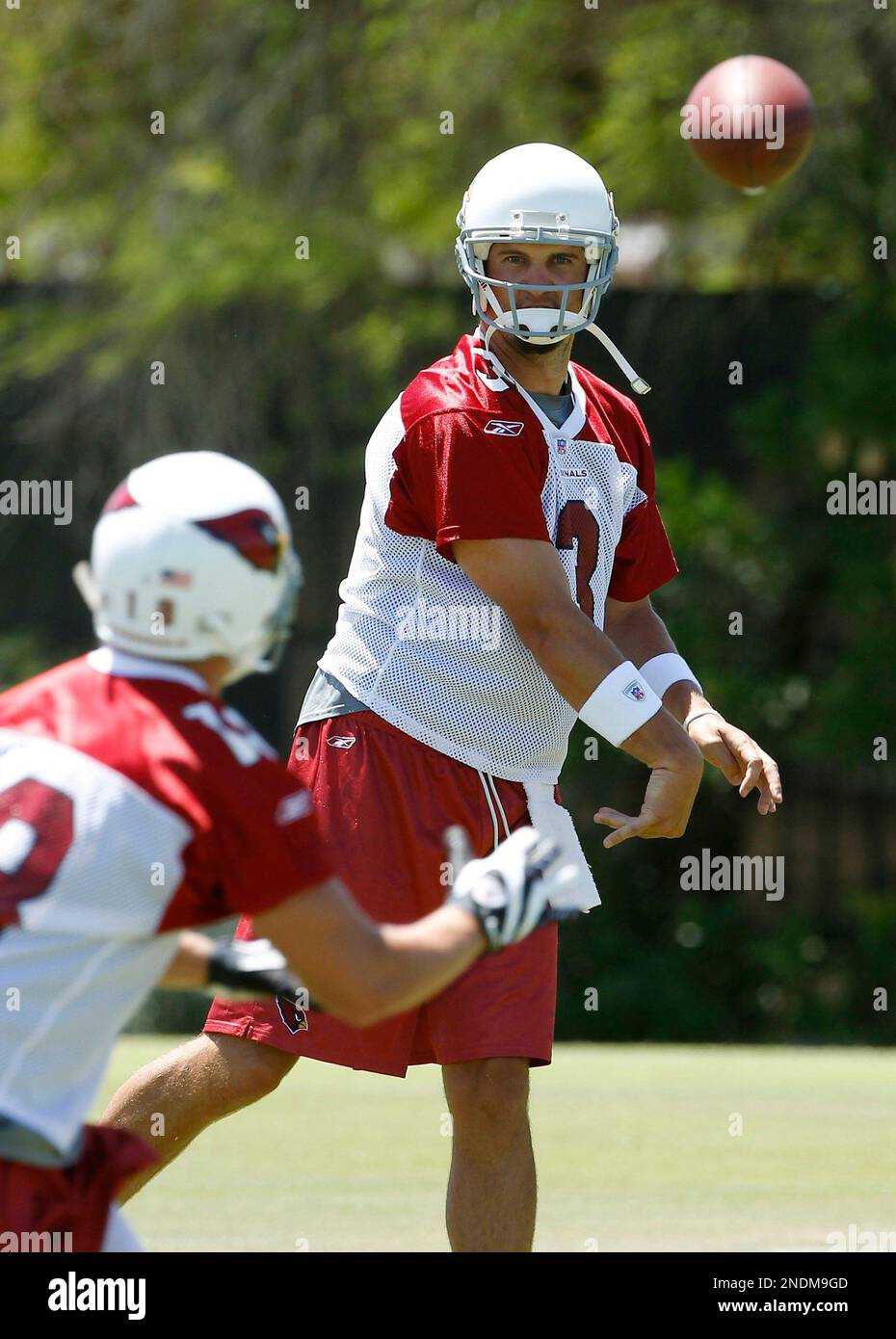Arizona Cardinals' Derek Anderson, right, watches his pass hit the mark ...