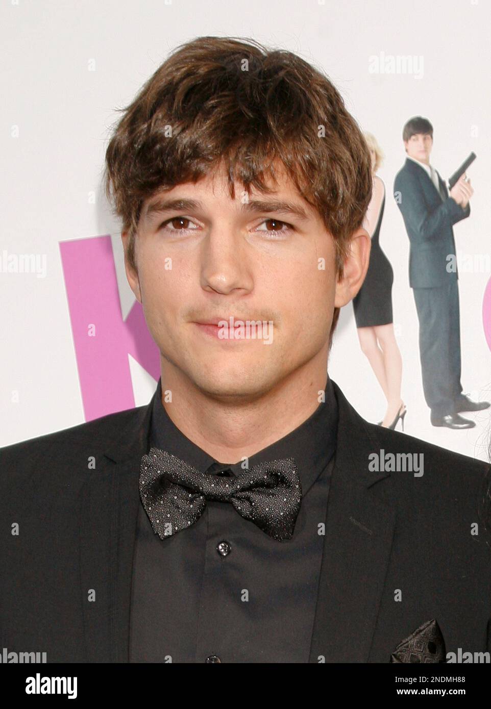 Actor Ashton Kutcher arrives at the \, image size:962x1390