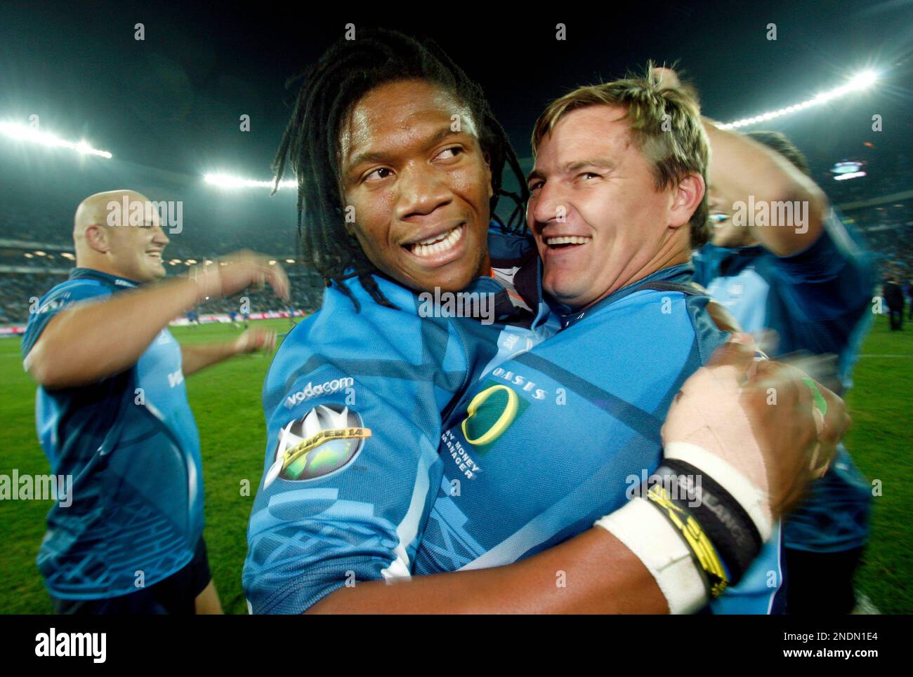 https://c8.alamy.com/comp/2NDN1E4/bulls-bandise-maku-center-celebrates-with-teammates-jaco-van-der-westhuyzen-right-and-gurthro-steenkamp-left-during-the-finals-of-the-super-14-rugby-match-at-the-orlando-stadium-in-soweto-south-africa-saturday-may-29-2010-bulls-beat-stommers-25-19-ap-photothemba-hadebe-2NDN1E4.jpg