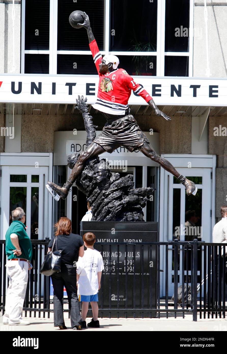 Michael Jordan statue centerpiece of United Center's East addition