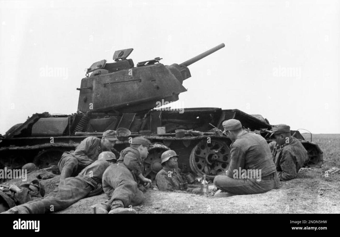 Soldiers of the 3rd SS Panzer division 'Totenkopf' at rest next to a destroyed Soviet tank T-34 in Romania in 1944. Photo Bundesarchiv Bild 101I-024-3535-23, Ostfront, Waffen-SS-Angehörige bei Rast.jpg Stock Photo