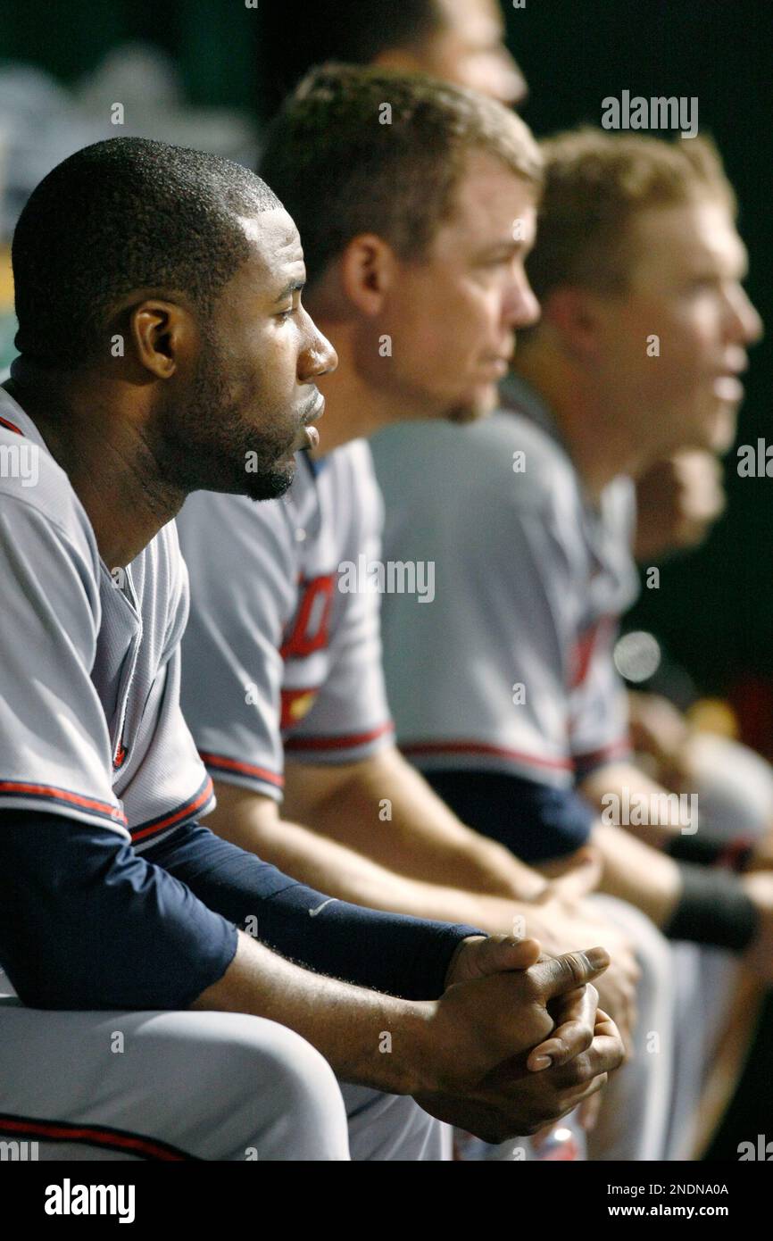 Atlanta Braves' Jason Heyward, left sits in the dugout with teammates