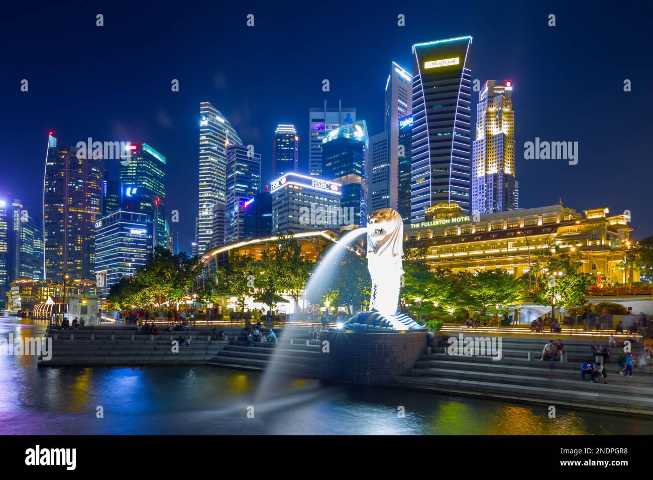 The Merlion, Singapore's national symbol, seen at Marina Bay by night ...