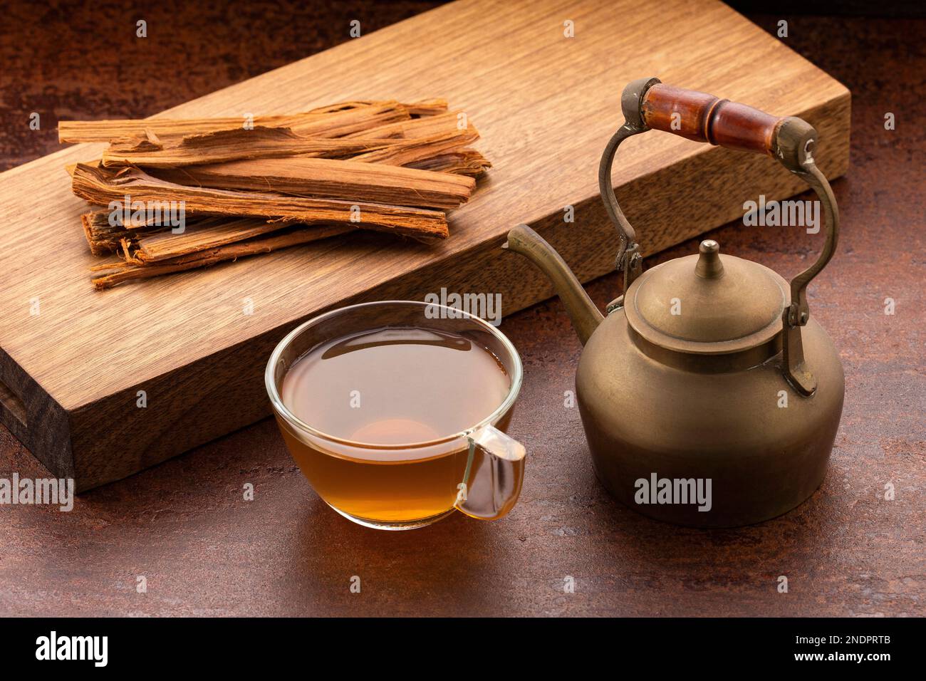 Medicinal cat's claw tea - Uncaria tomentosa Stock Photo