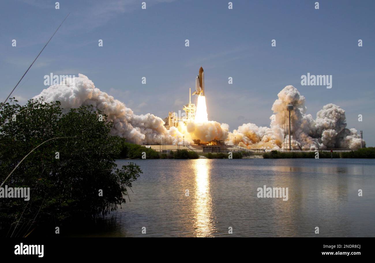 Space shuttle Atlantis lifts-off from the Kennedy Space Center at Cape ...