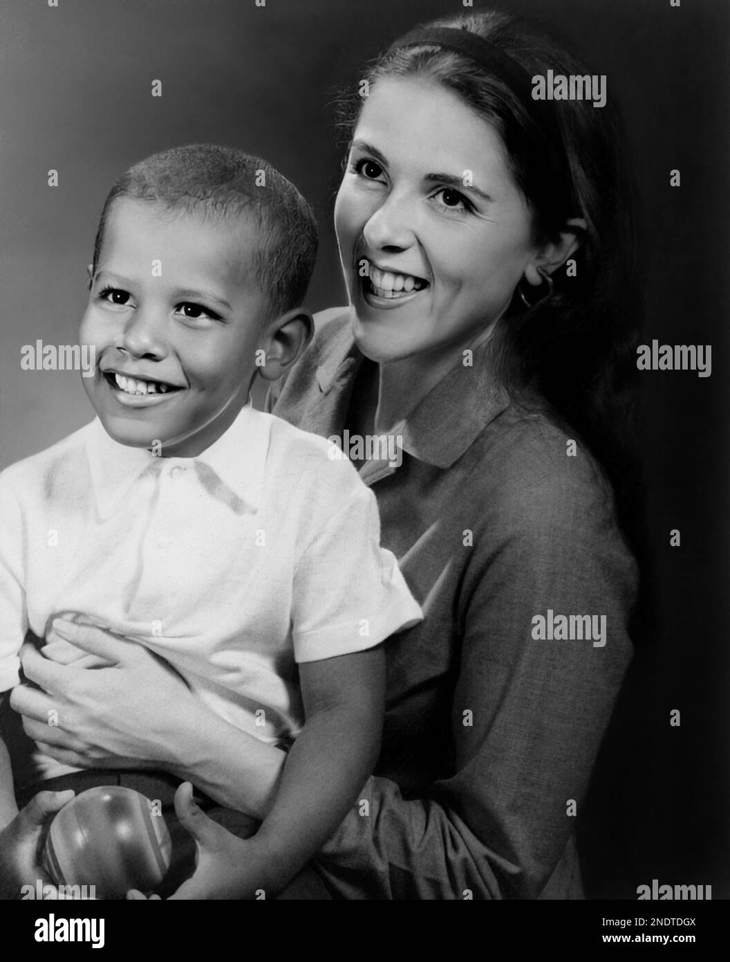 1966 c. , USA  : The american politician BARACK OBAMA ( born in Honolulu , Hawaii , 4 august 1961 ) aged 5, President of United States from 2009 to 2017 . In this photo with his mother STANLEY ANN DUNHAM ( 1942 - 1995 ), married with  Barack Obama  Sr. ( 1936 - 1982 ). Unknown photographer . - Presidente STATI UNITI AMERICA - POLITICO -  POLITICA - POLITIC - personalità personalità da giovane giovani - personality personalities when was young - child - children - bambino - bambini - infanzia - childhood - smile - sorriso - mamma e figlio - son and mother  - HISTORY - FOTO STORICHE --- Archivio Stock Photo