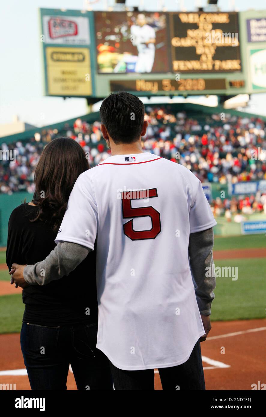 Nomar Gariaparra of the Los Angeles Dodgers and wife Mia Hamm