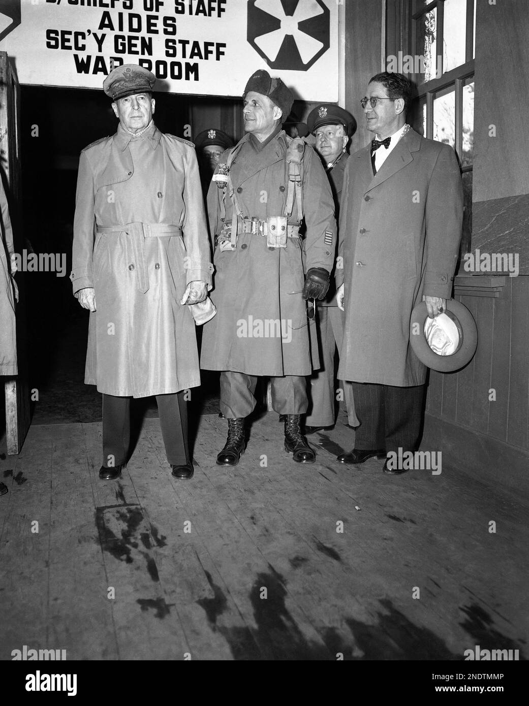Gen. Douglas MacArthur, left, commander of Untied Nations fighting ...