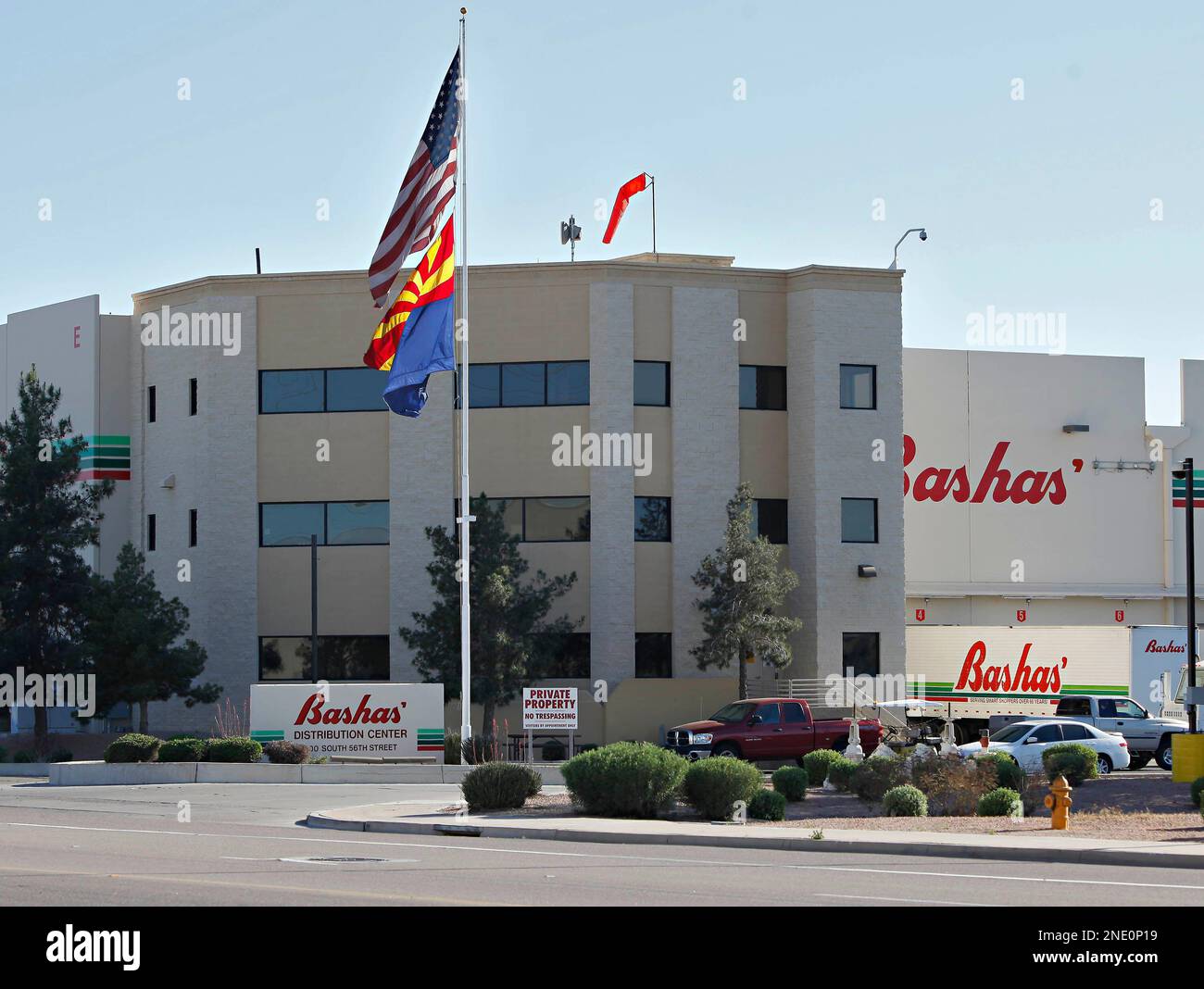 https://c8.alamy.com/comp/2NE0P19/bashas-distribution-center-is-shown-wednesday-april-7-2010-in-phoenix-an-agreement-between-bashas-inc-and-bondholders-who-are-owed-more-than-215-million-is-holding-up-the-arizona-grocery-chains-emergence-from-bankruptcy-protection-a-plan-that-would-allow-the-family-owned-chain-to-leave-bankruptcy-has-the-support-of-most-other-creditors-ap-photomatt-york-2NE0P19.jpg