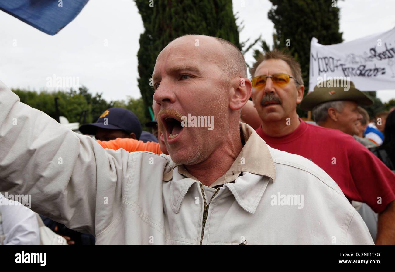 Followers of slain Afrikaner Weerstandsbeweging (AWB) leader