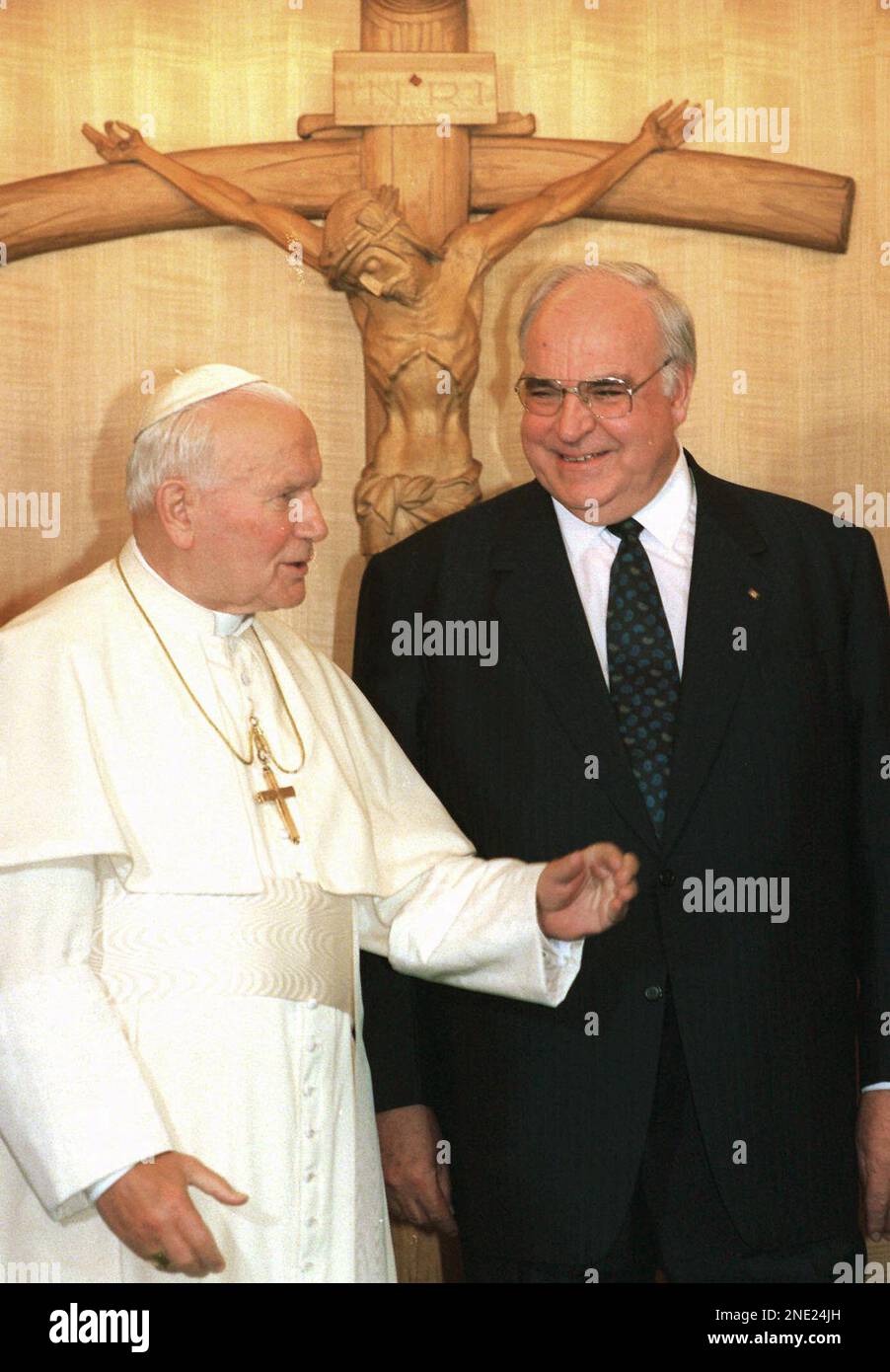 ARCHIV Papst Johannes Paul II., links, und Bundeskanzler Helmut Kohl