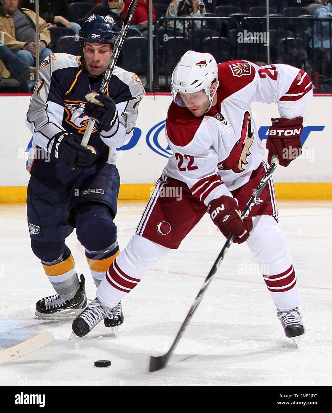 Phoenix Coyotes right wing Lee Stempniak (22) attempts to fight through